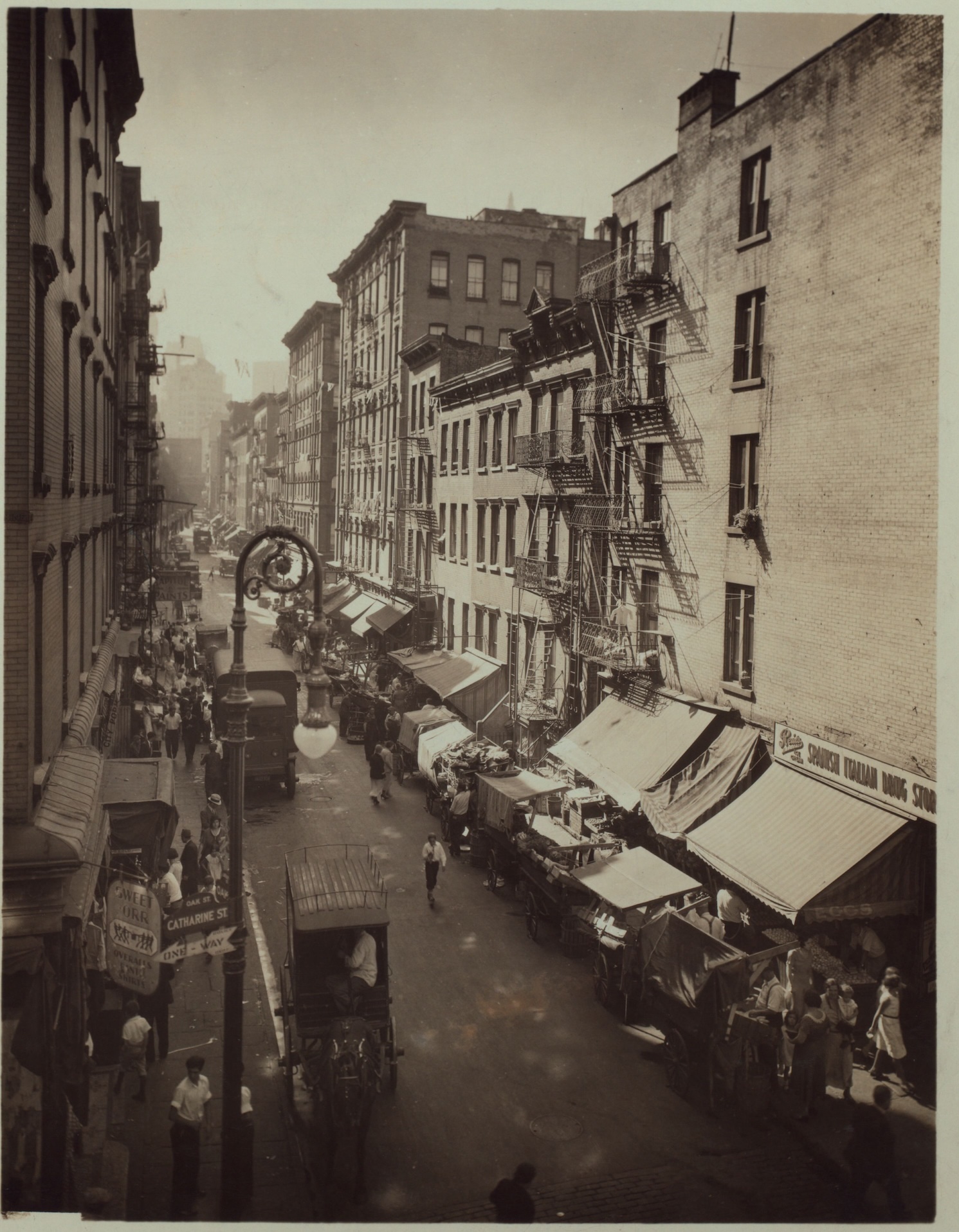Photo of street scene on Oak Street